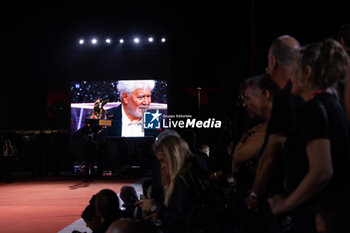 2024-09-07 - Photographers waiting on red carpet while Pedro Almodovar poses with the golden Lion Award for The room next door