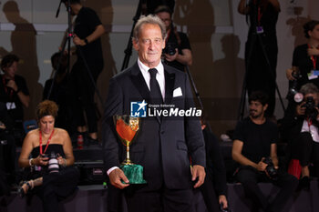 2024-09-07 - Vincent Lindon poses with his award for best male actor during the 81st Venice International Film Festival at Palazzo del Cinema on September 7, 2024 in Venice, Italy. ©Photo: Cinzia Camela. - 2024 WINNERS PHOTOCALL - THE 81ST VENICE INTERNATIONAL FILM FESTIVAL - NEWS - VIP