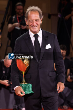 2024-09-07 - Vincent Lindon poses with his award for best male actor during the 81st Venice International Film Festival at Palazzo del Cinema on September 7, 2024 in Venice, Italy. ©Photo: Cinzia Camela. - 2024 WINNERS PHOTOCALL - THE 81ST VENICE INTERNATIONAL FILM FESTIVAL - NEWS - VIP