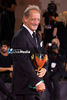 2024-09-07 - Vincent Lindon poses with his award for best male actor during the 81st Venice International Film Festival at Palazzo del Cinema on September 7, 2024 in Venice, Italy. ©Photo: Cinzia Camela. - 2024 WINNERS PHOTOCALL - THE 81ST VENICE INTERNATIONAL FILM FESTIVAL - NEWS - VIP