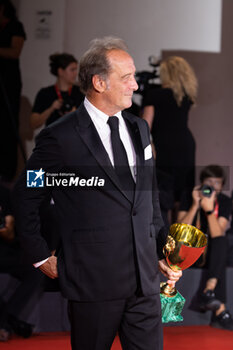 2024-09-07 - Vincent Lindon poses with his award for best male actor during the 81st Venice International Film Festival at Palazzo del Cinema on September 7, 2024 in Venice, Italy. ©Photo: Cinzia Camela. - 2024 WINNERS PHOTOCALL - THE 81ST VENICE INTERNATIONAL FILM FESTIVAL - NEWS - VIP