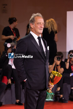 2024-09-07 - Vincent Lindon poses with his award for best male actor during the 81st Venice International Film Festival at Palazzo del Cinema on September 7, 2024 in Venice, Italy. ©Photo: Cinzia Camela. - 2024 WINNERS PHOTOCALL - THE 81ST VENICE INTERNATIONAL FILM FESTIVAL - NEWS - VIP