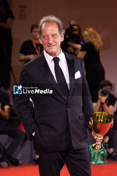 2024-09-07 - Vincent Lindon poses with his award for best male actor during the 81st Venice International Film Festival at Palazzo del Cinema on September 7, 2024 in Venice, Italy. ©Photo: Cinzia Camela. - 2024 WINNERS PHOTOCALL - THE 81ST VENICE INTERNATIONAL FILM FESTIVAL - NEWS - VIP