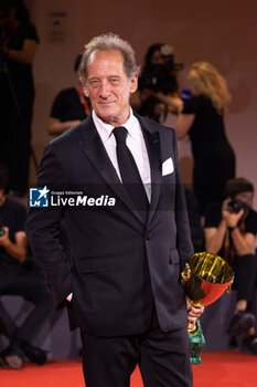 2024-09-07 - Vincent Lindon poses with his award for best male actor during the 81st Venice International Film Festival at Palazzo del Cinema on September 7, 2024 in Venice, Italy. ©Photo: Cinzia Camela. - 2024 WINNERS PHOTOCALL - THE 81ST VENICE INTERNATIONAL FILM FESTIVAL - NEWS - VIP