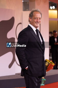 2024-09-07 - Vincent Lindon poses with his award for best male actor during the 81st Venice International Film Festival at Palazzo del Cinema on September 7, 2024 in Venice, Italy. ©Photo: Cinzia Camela. - 2024 WINNERS PHOTOCALL - THE 81ST VENICE INTERNATIONAL FILM FESTIVAL - NEWS - VIP