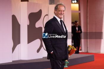 2024-09-07 - Vincent Lindon poses with his award for best male actor during the 81st Venice International Film Festival at Palazzo del Cinema on September 7, 2024 in Venice, Italy. ©Photo: Cinzia Camela. - 2024 WINNERS PHOTOCALL - THE 81ST VENICE INTERNATIONAL FILM FESTIVAL - NEWS - VIP