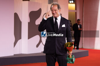 2024-09-07 - Vincent Lindon poses with his award for best male actor during the 81st Venice International Film Festival at Palazzo del Cinema on September 7, 2024 in Venice, Italy. ©Photo: Cinzia Camela. - 2024 WINNERS PHOTOCALL - THE 81ST VENICE INTERNATIONAL FILM FESTIVAL - NEWS - VIP