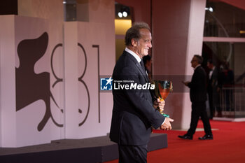 2024-09-07 - Vincent Lindon poses with his award for best male actor during the 81st Venice International Film Festival at Palazzo del Cinema on September 7, 2024 in Venice, Italy. ©Photo: Cinzia Camela. - 2024 WINNERS PHOTOCALL - THE 81ST VENICE INTERNATIONAL FILM FESTIVAL - NEWS - VIP