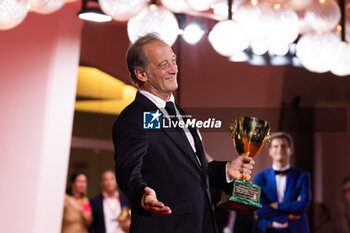 2024-09-07 - Vincent Lindon poses with his award for best male actor during the 81st Venice International Film Festival at Palazzo del Cinema on September 7, 2024 in Venice, Italy. ©Photo: Cinzia Camela. - 2024 WINNERS PHOTOCALL - THE 81ST VENICE INTERNATIONAL FILM FESTIVAL - NEWS - VIP