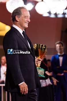 2024-09-07 - Vincent Lindon poses with his award for best male actor during the 81st Venice International Film Festival at Palazzo del Cinema on September 7, 2024 in Venice, Italy. ©Photo: Cinzia Camela. - 2024 WINNERS PHOTOCALL - THE 81ST VENICE INTERNATIONAL FILM FESTIVAL - NEWS - VIP