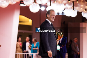 2024-09-07 - Vincent Lindon poses with his award for best male actor during the 81st Venice International Film Festival at Palazzo del Cinema on September 7, 2024 in Venice, Italy. ©Photo: Cinzia Camela. - 2024 WINNERS PHOTOCALL - THE 81ST VENICE INTERNATIONAL FILM FESTIVAL - NEWS - VIP