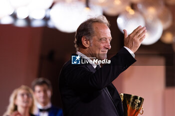 2024-09-07 - Vincent Lindon poses with his award for best male actor during the 81st Venice International Film Festival at Palazzo del Cinema on September 7, 2024 in Venice, Italy. ©Photo: Cinzia Camela. - 2024 WINNERS PHOTOCALL - THE 81ST VENICE INTERNATIONAL FILM FESTIVAL - NEWS - VIP