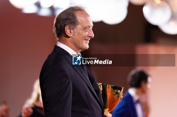 2024-09-07 - Vincent Lindon poses with his award for best male actor during the 81st Venice International Film Festival at Palazzo del Cinema on September 7, 2024 in Venice, Italy. ©Photo: Cinzia Camela. - 2024 WINNERS PHOTOCALL - THE 81ST VENICE INTERNATIONAL FILM FESTIVAL - NEWS - VIP