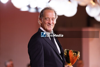 2024-09-07 - Vincent Lindon poses with his award for best male actor during the 81st Venice International Film Festival at Palazzo del Cinema on September 7, 2024 in Venice, Italy. ©Photo: Cinzia Camela. - 2024 WINNERS PHOTOCALL - THE 81ST VENICE INTERNATIONAL FILM FESTIVAL - NEWS - VIP