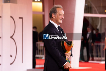 2024-09-07 - Vincent Lindon poses with his award for best male actor during the 81st Venice International Film Festival at Palazzo del Cinema on September 7, 2024 in Venice, Italy. ©Photo: Cinzia Camela. - 2024 WINNERS PHOTOCALL - THE 81ST VENICE INTERNATIONAL FILM FESTIVAL - NEWS - VIP