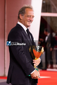 2024-09-07 - Vincent Lindon poses with his award for best male actor during the 81st Venice International Film Festival at Palazzo del Cinema on September 7, 2024 in Venice, Italy. ©Photo: Cinzia Camela. - 2024 WINNERS PHOTOCALL - THE 81ST VENICE INTERNATIONAL FILM FESTIVAL - NEWS - VIP