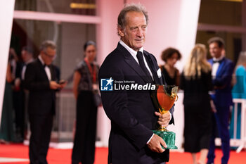 2024-09-07 - Vincent Lindon poses with his award for best male actor during the 81st Venice International Film Festival at Palazzo del Cinema on September 7, 2024 in Venice, Italy. ©Photo: Cinzia Camela. - 2024 WINNERS PHOTOCALL - THE 81ST VENICE INTERNATIONAL FILM FESTIVAL - NEWS - VIP