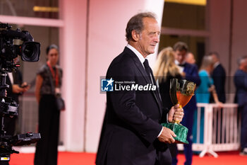 2024-09-07 - Vincent Lindon poses with his award for best male actor during the 81st Venice International Film Festival at Palazzo del Cinema on September 7, 2024 in Venice, Italy. ©Photo: Cinzia Camela. - 2024 WINNERS PHOTOCALL - THE 81ST VENICE INTERNATIONAL FILM FESTIVAL - NEWS - VIP