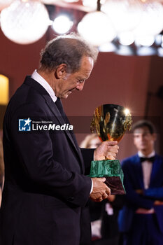 2024-09-07 - Vincent Lindon poses with his award for best male actor during the 81st Venice International Film Festival at Palazzo del Cinema on September 7, 2024 in Venice, Italy. ©Photo: Cinzia Camela. - 2024 WINNERS PHOTOCALL - THE 81ST VENICE INTERNATIONAL FILM FESTIVAL - NEWS - VIP