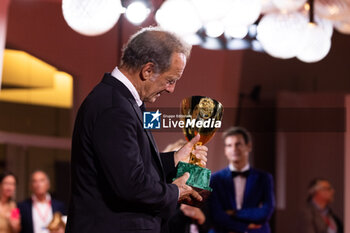 2024-09-07 - Vincent Lindon poses with his award for best male actor during the 81st Venice International Film Festival at Palazzo del Cinema on September 7, 2024 in Venice, Italy. ©Photo: Cinzia Camela. - 2024 WINNERS PHOTOCALL - THE 81ST VENICE INTERNATIONAL FILM FESTIVAL - NEWS - VIP