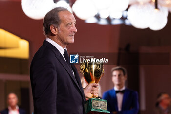 2024-09-07 - Vincent Lindon poses with his award for best male actor during the 81st Venice International Film Festival at Palazzo del Cinema on September 7, 2024 in Venice, Italy. ©Photo: Cinzia Camela. - 2024 WINNERS PHOTOCALL - THE 81ST VENICE INTERNATIONAL FILM FESTIVAL - NEWS - VIP