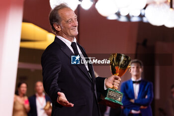 2024-09-07 - Vincent Lindon poses with his award for best male actor during the 81st Venice International Film Festival at Palazzo del Cinema on September 7, 2024 in Venice, Italy. ©Photo: Cinzia Camela. - 2024 WINNERS PHOTOCALL - THE 81ST VENICE INTERNATIONAL FILM FESTIVAL - NEWS - VIP