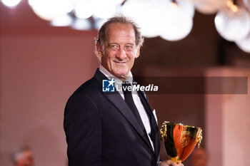 2024-09-07 - Vincent Lindon poses with his award for best male actor during the 81st Venice International Film Festival at Palazzo del Cinema on September 7, 2024 in Venice, Italy. ©Photo: Cinzia Camela. - 2024 WINNERS PHOTOCALL - THE 81ST VENICE INTERNATIONAL FILM FESTIVAL - NEWS - VIP