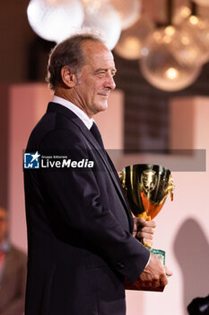 2024-09-07 - Vincent Lindon poses with his award for best male actor during the 81st Venice International Film Festival at Palazzo del Cinema on September 7, 2024 in Venice, Italy. ©Photo: Cinzia Camela. - 2024 WINNERS PHOTOCALL - THE 81ST VENICE INTERNATIONAL FILM FESTIVAL - NEWS - VIP