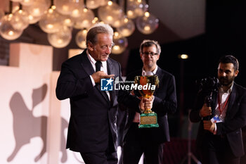 2024-09-07 - Vincent Lindon poses with his award for best male actor during the 81st Venice International Film Festival at Palazzo del Cinema on September 7, 2024 in Venice, Italy. ©Photo: Cinzia Camela. - 2024 WINNERS PHOTOCALL - THE 81ST VENICE INTERNATIONAL FILM FESTIVAL - NEWS - VIP