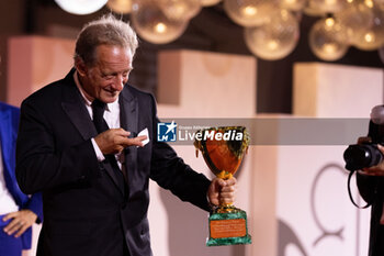 2024-09-07 - Vincent Lindon poses with his award for best male actor during the 81st Venice International Film Festival at Palazzo del Cinema on September 7, 2024 in Venice, Italy. ©Photo: Cinzia Camela. - 2024 WINNERS PHOTOCALL - THE 81ST VENICE INTERNATIONAL FILM FESTIVAL - NEWS - VIP