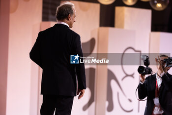 2024-09-07 - Vincent Lindon poses with his award for best male actor during the 81st Venice International Film Festival at Palazzo del Cinema on September 7, 2024 in Venice, Italy. ©Photo: Cinzia Camela. - 2024 WINNERS PHOTOCALL - THE 81ST VENICE INTERNATIONAL FILM FESTIVAL - NEWS - VIP