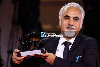 2024-09-07 - Nader Saeivar poses with the Armani Beauty prize Award during the 81st Venice International Film Festival at Palazzo del Cinema on September 07, 2024 in Venice, Italy. ©Photo: Cinzia Camela. - 2024 WINNERS PHOTOCALL - THE 81ST VENICE INTERNATIONAL FILM FESTIVAL - NEWS - VIP