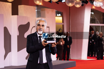 2024-09-07 - Nader Saeivar poses with the Armani Beauty prize Award during the 81st Venice International Film Festival at Palazzo del Cinema on September 07, 2024 in Venice, Italy. ©Photo: Cinzia Camela. - 2024 WINNERS PHOTOCALL - THE 81ST VENICE INTERNATIONAL FILM FESTIVAL - NEWS - VIP