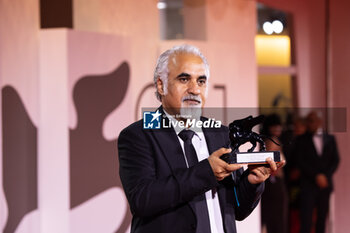 2024-09-07 - Nader Saeivar poses with the Armani Beauty prize Award during the 81st Venice International Film Festival at Palazzo del Cinema on September 07, 2024 in Venice, Italy. ©Photo: Cinzia Camela. - 2024 WINNERS PHOTOCALL - THE 81ST VENICE INTERNATIONAL FILM FESTIVAL - NEWS - VIP