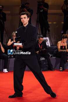 2024-09-07 - Francesco Gheghi poses with the Horizons Best Actor award for 