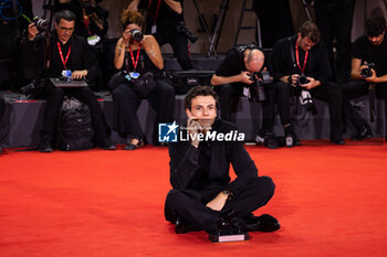 2024-09-07 - Francesco Gheghi poses with the Horizons Best Actor award for 