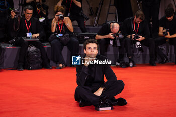 2024-09-07 - Francesco Gheghi poses with the Horizons Best Actor award for 