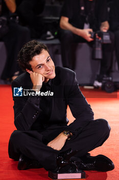 2024-09-07 - Francesco Gheghi poses with the Horizons Best Actor award for 