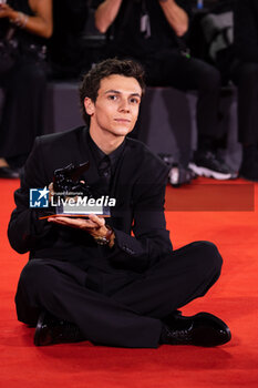 2024-09-07 - Francesco Gheghi poses with the Horizons Best Actor award for 