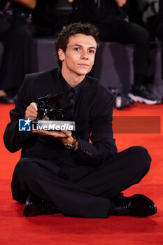 2024-09-07 - Francesco Gheghi poses with the Horizons Best Actor award for 