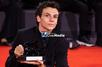 2024-09-07 - Francesco Gheghi poses with the Horizons Best Actor award for 