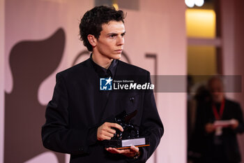 2024-09-07 - Francesco Gheghi poses with the Horizons Best Actor award for 