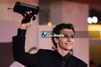 2024-09-07 - Francesco Gheghi poses with the Horizons Best Actor award for 