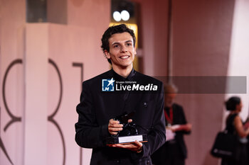 2024-09-07 - Francesco Gheghi poses with the Horizons Best Actor award for 