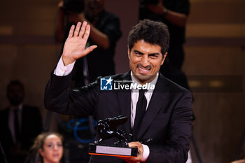 2024-09-07 - Murat Firatoglu poses with the Special Jury Prize for “One Of Those Days When Hemme Dies” during the 81st Venice International Film Festival at Palazzo del Cinema on September 07, 2024 in Venice, Italy. ©Photo: Cinzia Camela. - 2024 WINNERS PHOTOCALL - THE 81ST VENICE INTERNATIONAL FILM FESTIVAL - NEWS - VIP