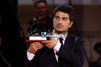 2024-09-07 - Murat Firatoglu poses with the Special Jury Prize for “One Of Those Days When Hemme Dies” during the 81st Venice International Film Festival at Palazzo del Cinema on September 07, 2024 in Venice, Italy. ©Photo: Cinzia Camela. - 2024 WINNERS PHOTOCALL - THE 81ST VENICE INTERNATIONAL FILM FESTIVAL - NEWS - VIP