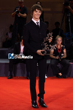 2024-09-07 - Paul Kircher poses with the Marcello Mastroianni Award for “And Their Children After Them” during the 81st Venice International Film Festival at Palazzo del Cinema on September 07, 2024 in Venice, Italy. ©Photo: Cinzia Camela. - 2024 WINNERS PHOTOCALL - THE 81ST VENICE INTERNATIONAL FILM FESTIVAL - NEWS - VIP