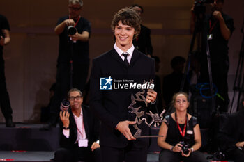 2024-09-07 - Paul Kircher poses with the Marcello Mastroianni Award for “And Their Children After Them” during the 81st Venice International Film Festival at Palazzo del Cinema on September 07, 2024 in Venice, Italy. ©Photo: Cinzia Camela. - 2024 WINNERS PHOTOCALL - THE 81ST VENICE INTERNATIONAL FILM FESTIVAL - NEWS - VIP