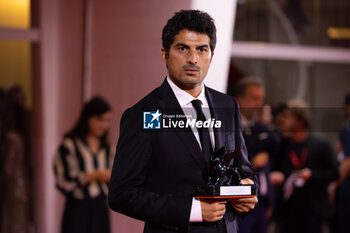 2024-09-07 - Murat Firatoglu poses with the Special Jury Prize for “One Of Those Days When Hemme Dies” during the 81st Venice International Film Festival at Palazzo del Cinema on September 07, 2024 in Venice, Italy. ©Photo: Cinzia Camela. - 2024 WINNERS PHOTOCALL - THE 81ST VENICE INTERNATIONAL FILM FESTIVAL - NEWS - VIP