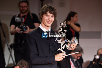 2024-09-07 - Paul Kircher poses with the Marcello Mastroianni Award for “And Their Children After Them” during the 81st Venice International Film Festival at Palazzo del Cinema on September 07, 2024 in Venice, Italy. ©Photo: Cinzia Camela. - 2024 WINNERS PHOTOCALL - THE 81ST VENICE INTERNATIONAL FILM FESTIVAL - NEWS - VIP